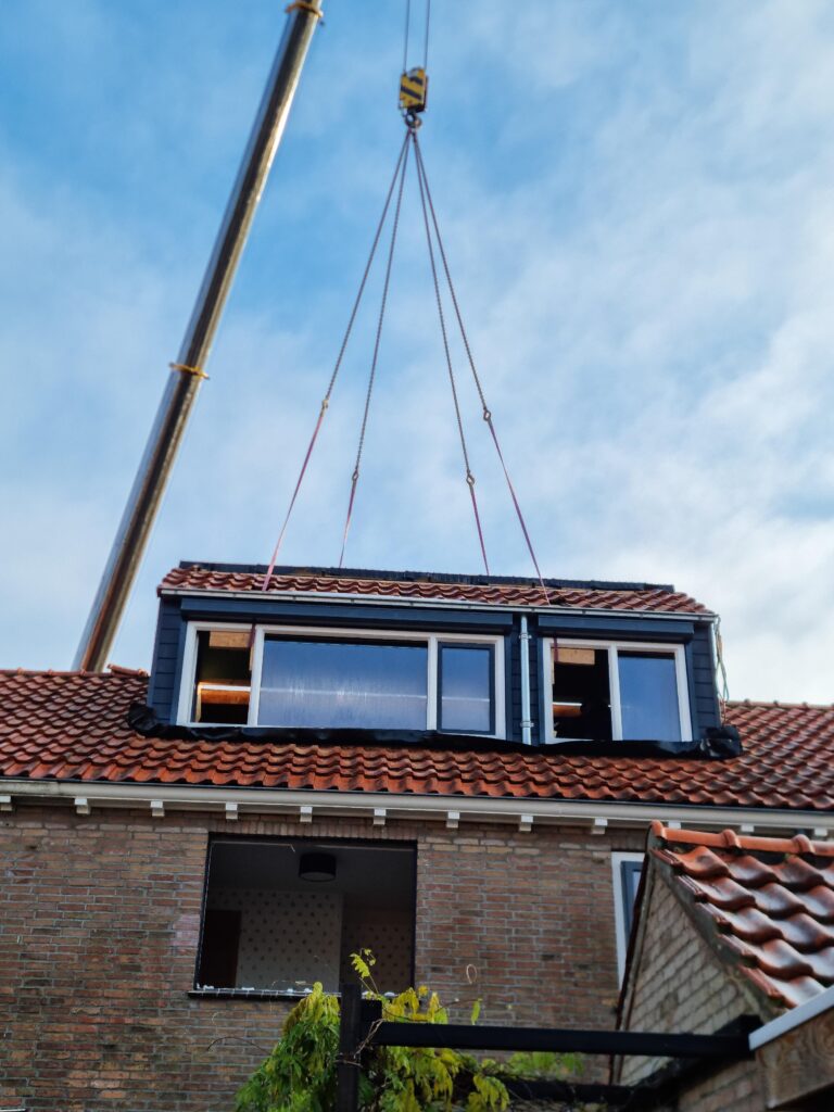 Een dakkapel wordt door het team van Brouwer dakkapellen geïnstalleerd in Zwolle.